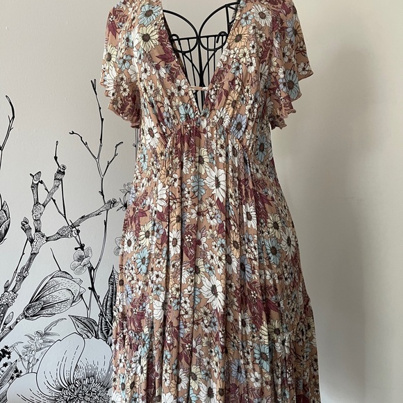 Millibon Dresses & Skirts - Floral V-Neck Dress